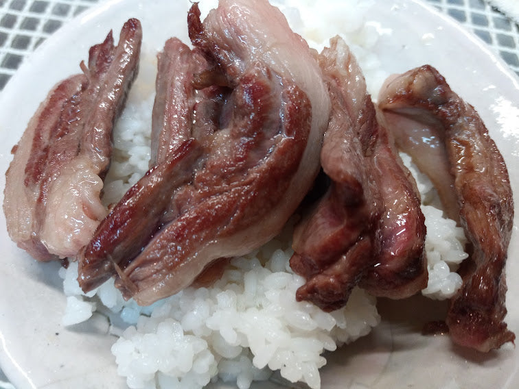 鹿肉料理／豪快！鹿バラ肉乗っけ盛り～Sakura-Ju船頭鹿肉キッチン掲載中！ ～（ジビエ）